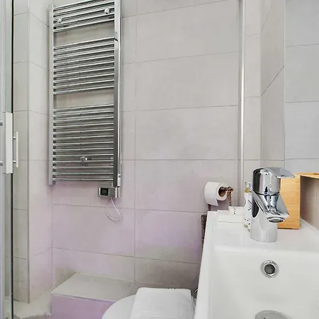 Cosy Studio With Jacuzzi In Lively Pigalle * Parijs