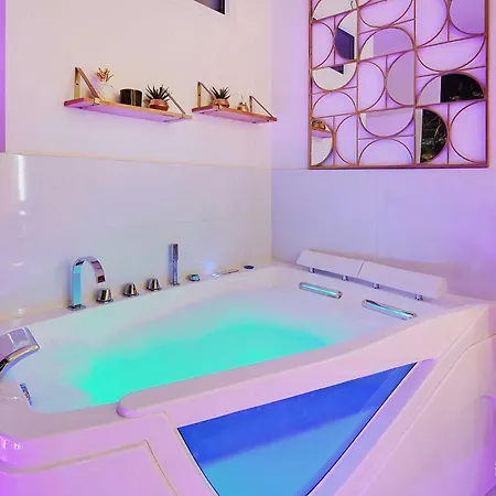 Cosy Studio With Jacuzzi In Lively Pigalle Appartement Parijs